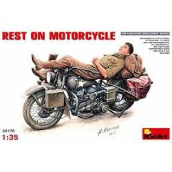 Descansando en la moto. MINIART 35176