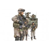 Modern U.S.Army crewman and infantry. TRUMPETER 00424