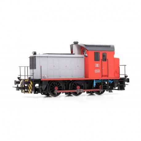 Locomotiva diesel 303. Vermelho e cinza.