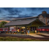 Andén de estación, con iluminación.