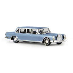 Mercedes Benz 600, azul metalizado.