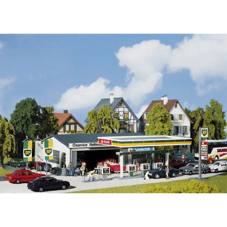 Covered petrol pumps. FALLER 130346