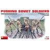 Pushing soviet soldiers. MINIART 35128