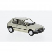 Peugeot 205, beige metalizado.