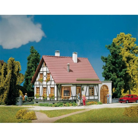 Timbered house with garage. FALLER 130215